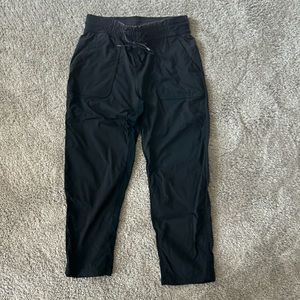 Lululemon women’s black cropped pants